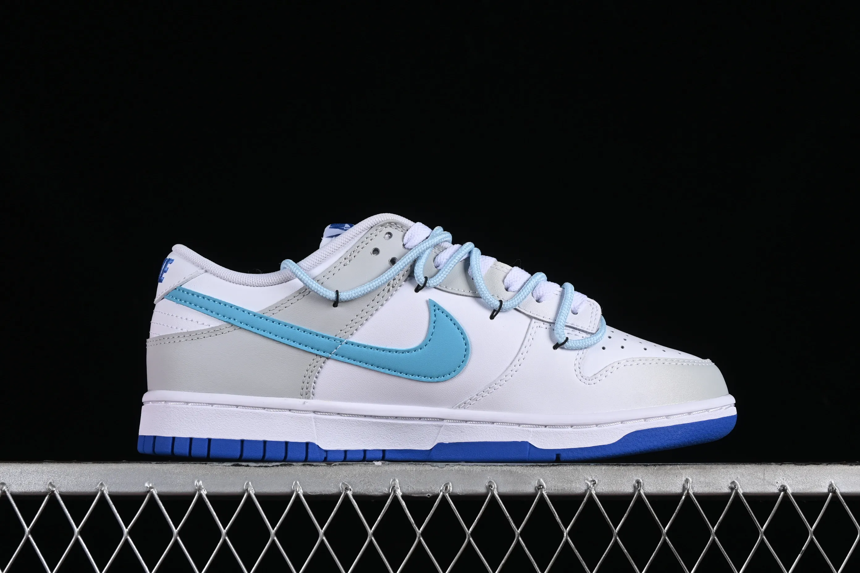All categories Nk SB Dunk series Nk SB Dunk Low Low-top sneakers Nk Dunk Low Graffiti deconstruction style Casual diary Gradient splash letters SB strap low-top casual sneakers DV0831-104